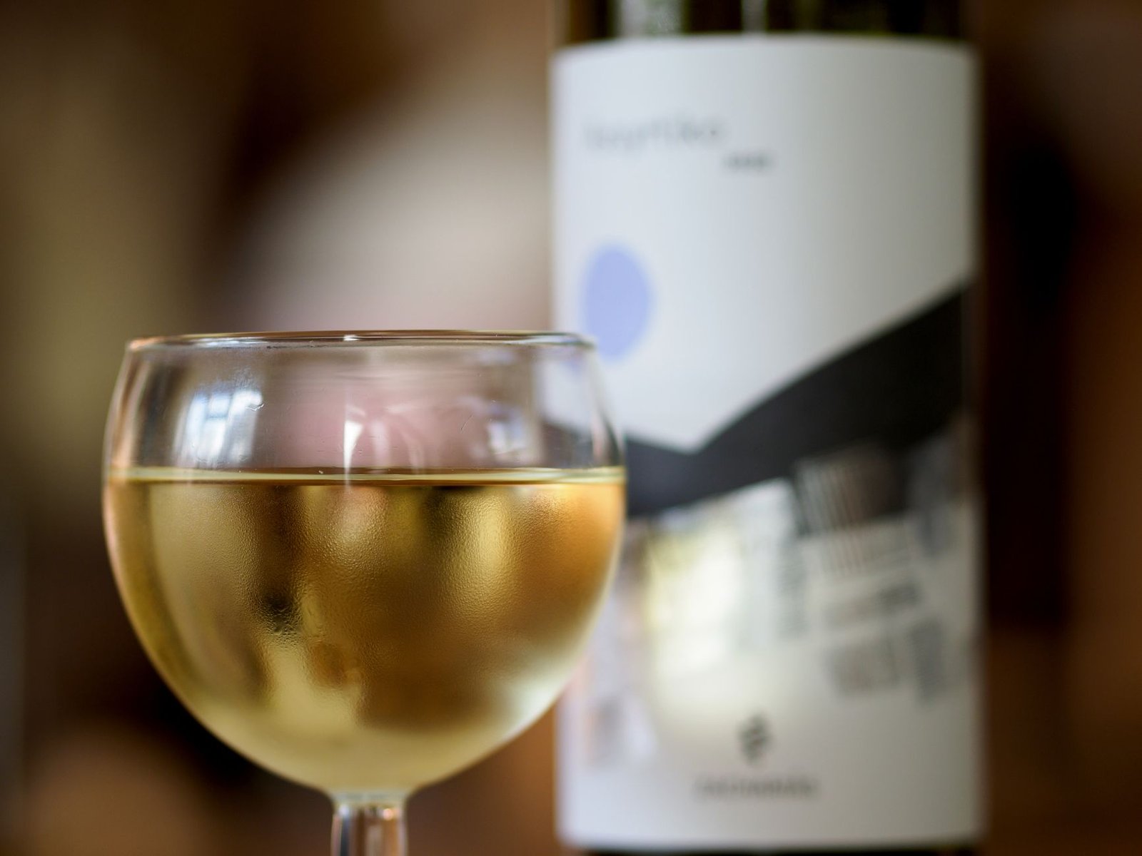 Santorini Wine Guide 2026: Assyrtiko, Basket Vines & the Best Wineries