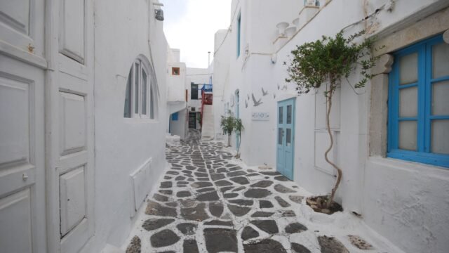Traditional Santorini Houses 2026: Architecture, History & How to Stay in One