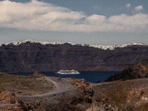 Hiking the Santorini caldera trail between Oia and Fira